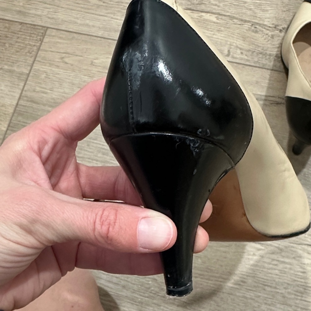 Salvatore Ferragamo Italy Two-Tone Cream Black Heels pumps leather 6.5 vintage - Picture 8 of 11
